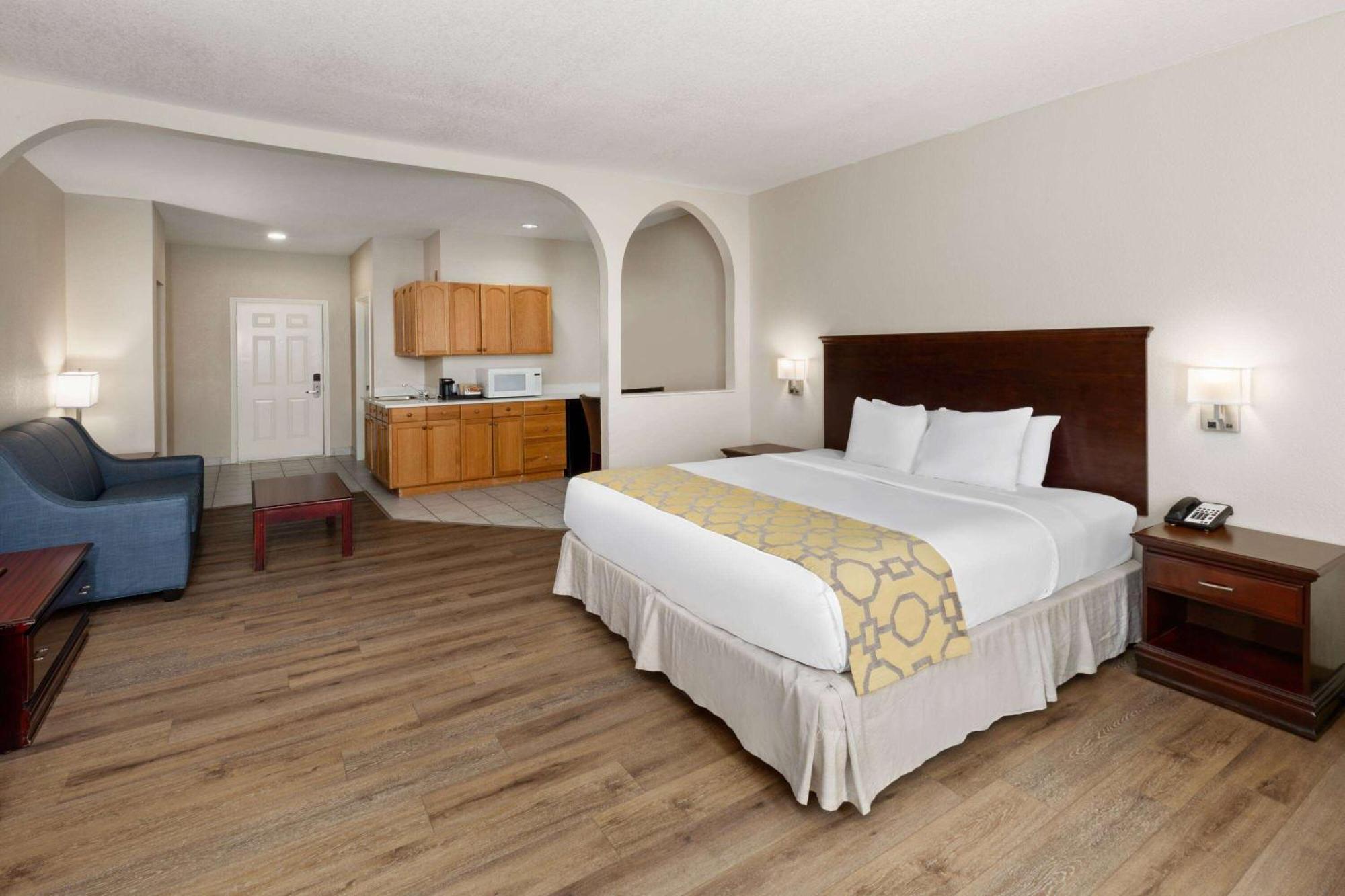 Baymont By Wyndham Houston Brookhollow Exterior foto